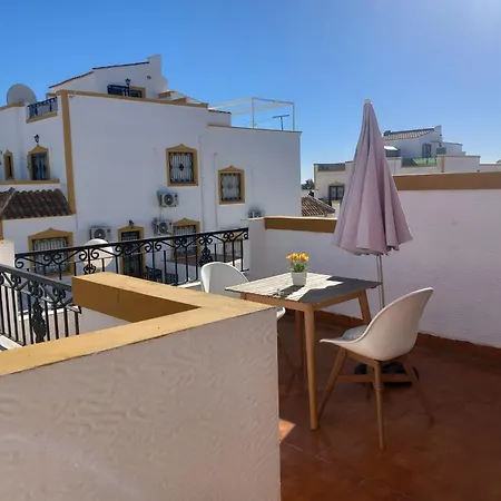 Δωμάτια σε οικογενειακή κατοικία A With A Sun View Οριουέλα